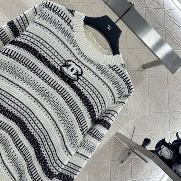 CHANEL Monochrome Patterned Women's Sweater - Picture 6 of 6